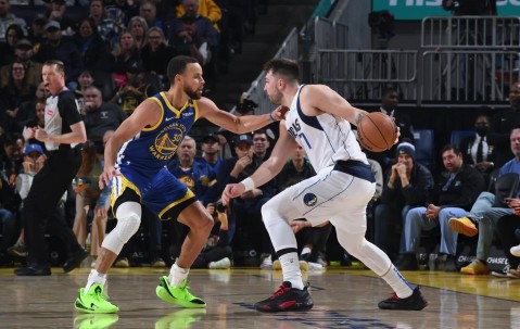 AYX-东契奇回归赛场，战术调整首场状态亮眼，巴塞罗那观众沸腾！的简单介绍